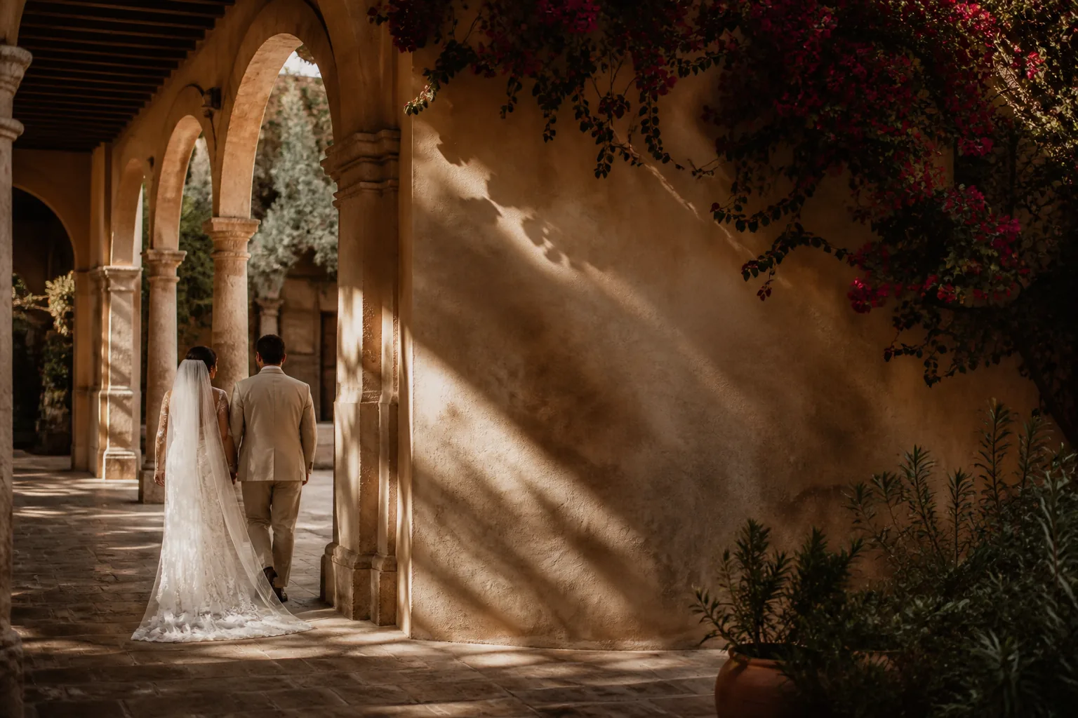 Un patio de hacienda al atardecer